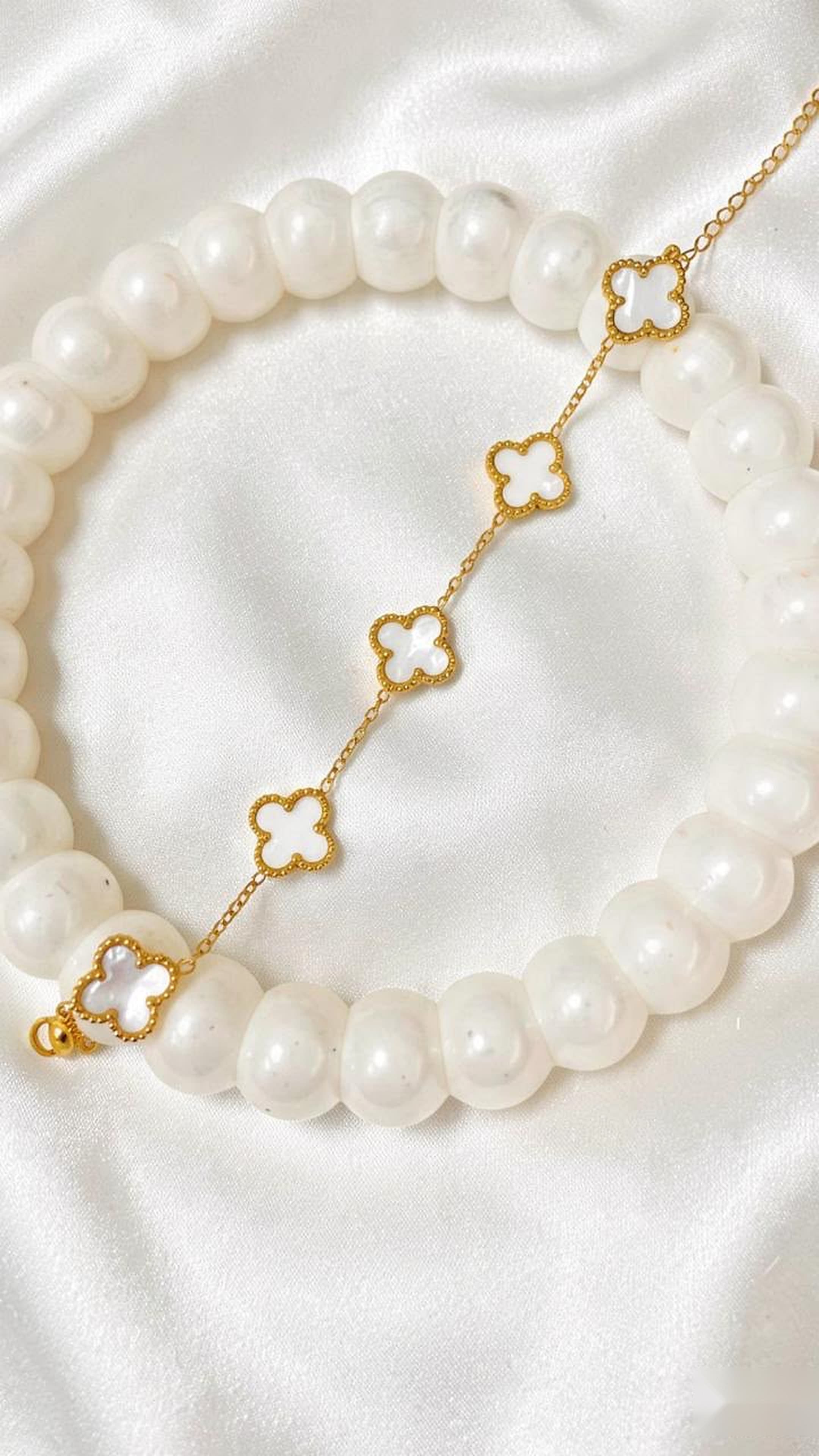 White Clover Motif Link Chain Bracelet (Golden Finish)