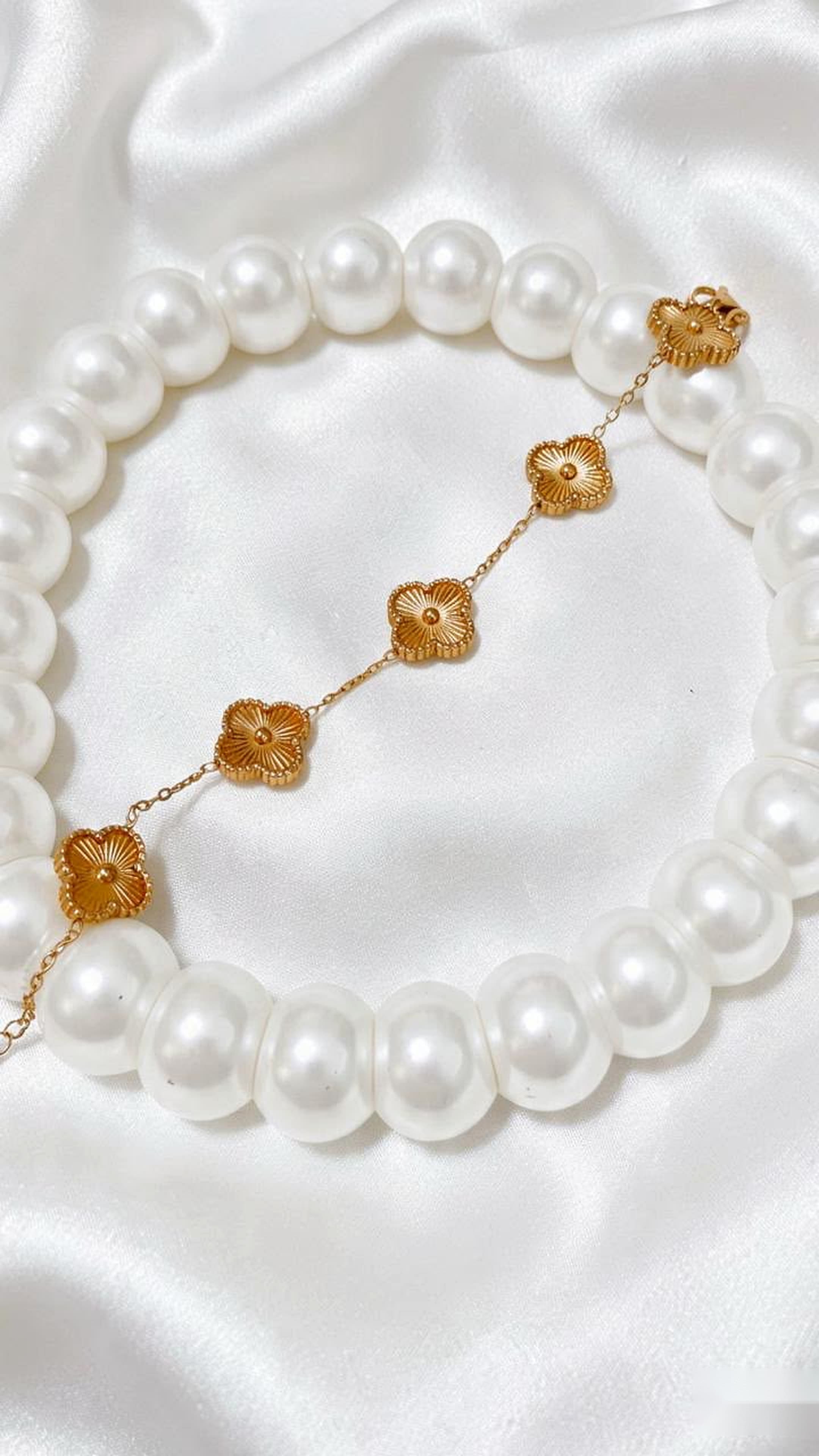 Textured Quatrefoil Clover Charm Bracelet (Golden Finish)